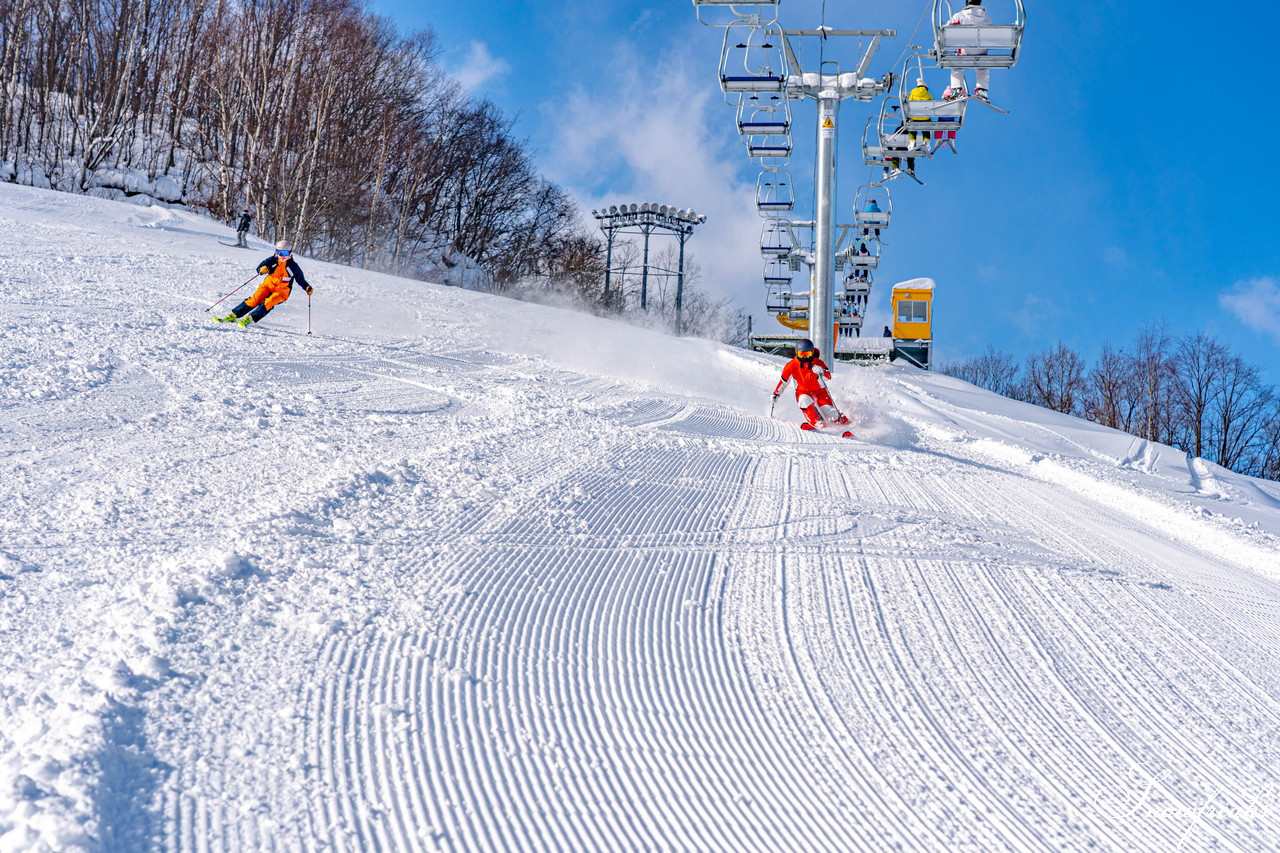 朝里川温泉スキー場　祝・積雪200cm到達。ふわふわのパウダースノーが降り積もったゲレンデを舞台に、女性スキーヤーチーム『TeamKP』成澤栞さんと秋山穂香さんが美しい滑りを披露！